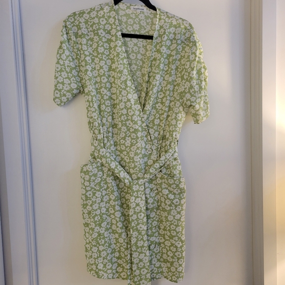 Short Sleeve Green and White Floral Mini Dress - Picture 9 of 9